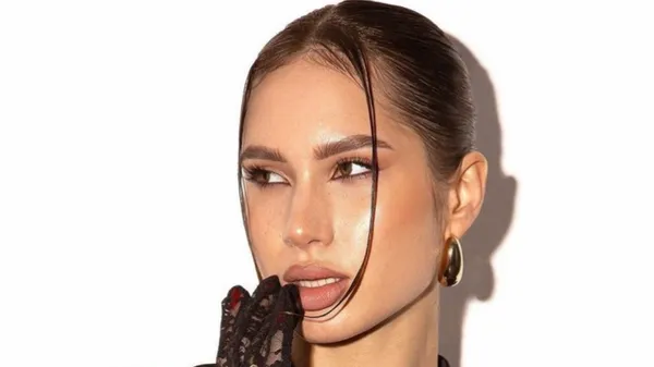 Неповторимая Никольченко соблазняет своим видом – красный ей к лицу