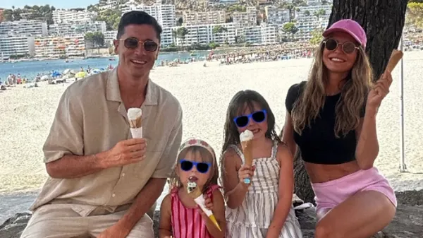 Приучает к тяжелому труду: Левандовски завораживает с женой и двумя дочерьми – удивительные кадры