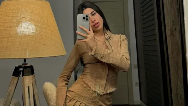 Ефектна брюнетка та пасія Азарова засмагає на сонечку – врода сліпить очі