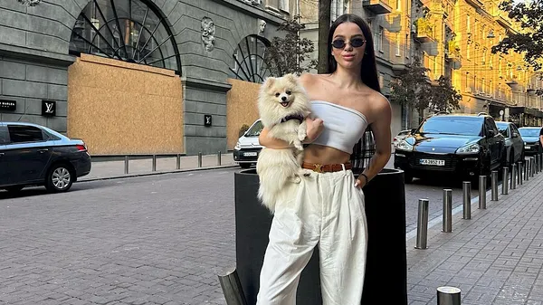 Невероятно горячая избранница молодой звезды Руха – пикантное бикини на загорелом теле брюнетки