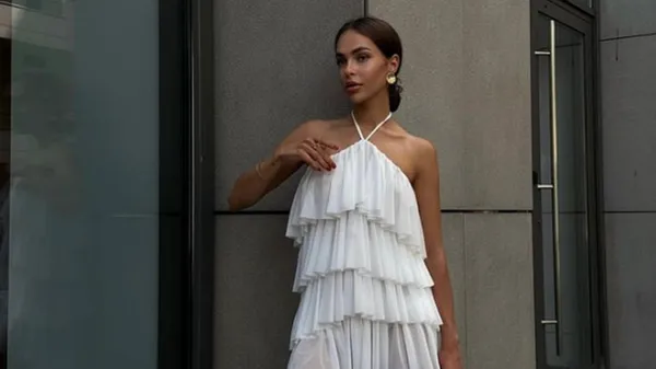 Підбори та коротка сукня: неймовірна дівчина Шапаренка манить фанів привабливими ніжками