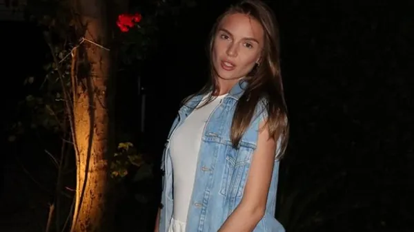 Дивовижна пасія Коваленка засвітила природну вроду в красивій сукні – дружини футболістів оцінили