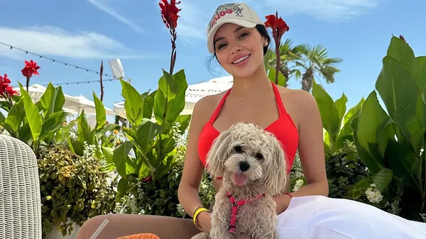 Обраниця Янакова засмагає в Одесі у надвідвертому бікіні – футболіст все ще без команди