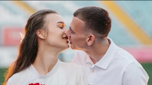 Фантастична любка Брагару у сукні, що підкреслює її ідеальну фігуру – підкорює Грецію без чоловіка