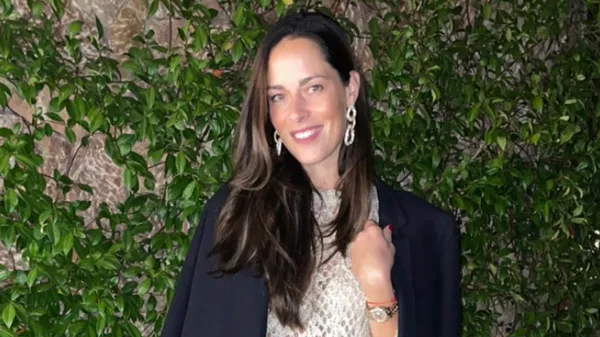 Спокуслива екс-тенісистка вразила своїм стилем – топ без бюстгальтера не залишив байдужим коханого