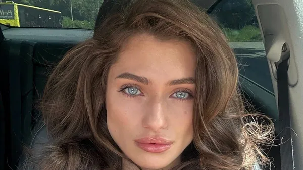 Возлюбленная защитника Руха не стесняется обнажаться в публичных местах – ее формам можно позавидовать