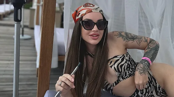 "Выбросило на берег": жена Кирюханцева чилит с кальяном в секси-наряде – украинская русалочка