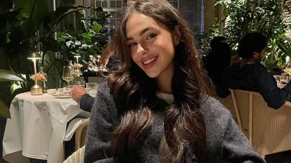 Шикарна дівчина Шапаренка стильно дефілює у брендовому наряді – краса зводить фанів з розуму