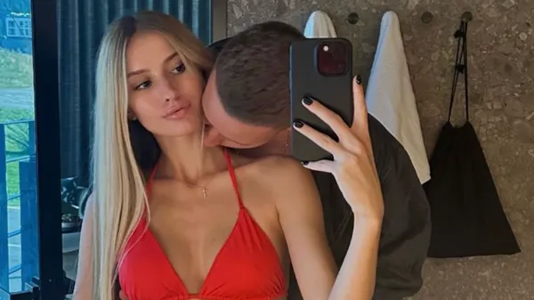 Неповторна ведуча Руху підкорює вулиці Львова стрункими ніжками – запаморочливі фото