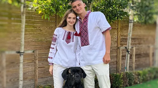 "Без этого взгляда трудно": ласковый Миколенко умилил фанатов – поцелуи с домашним любимцем