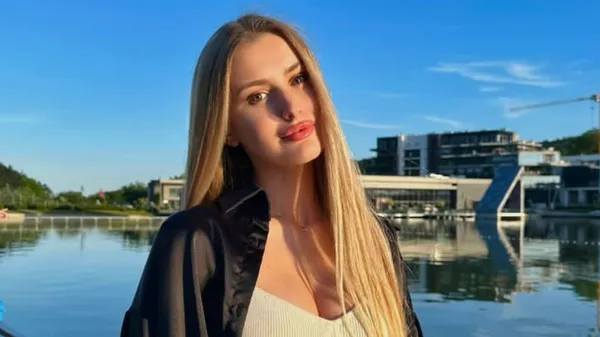 Неймовірна ведуча Руху підкорила сукнею з декольте та похизувалася розкішним букетом троянд