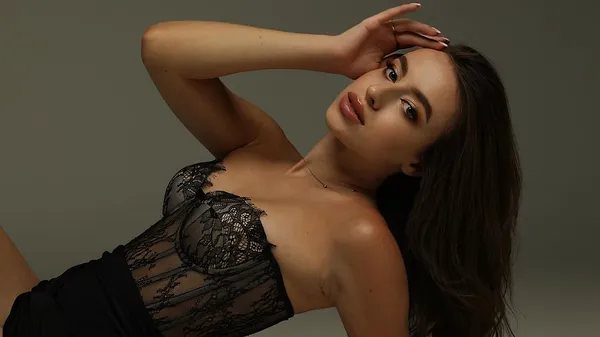 Еротична зйомка колишньої Бражка без білизни – на її тілі лише прозора сукня