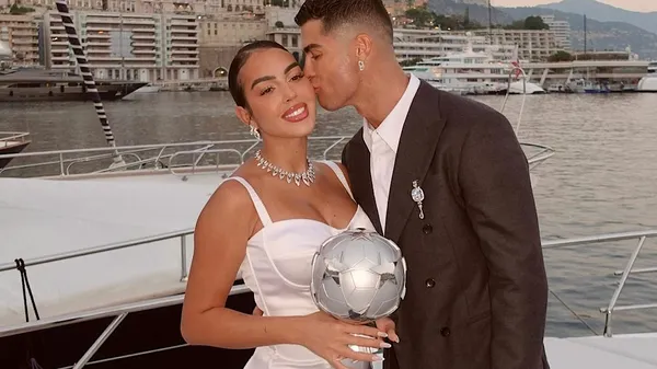 "Ти заслуговуєш найкращого": Роналду з сексі-обраницею та срібним м'ячем на яхті – він у історії ЛЧ