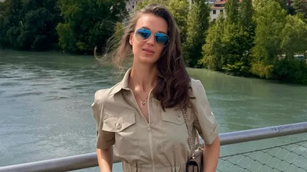 Дружина Брагару сяє від розкішного життя, поки Максим готується до матчу – її усмішка зачаровує