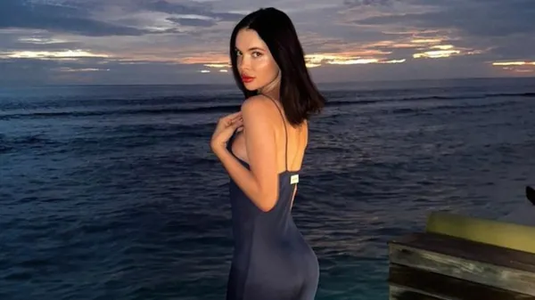 Колишня дружина екс-динамівця Кравця у сукні, що підкреслює її ідеальну фігуру – осина талія