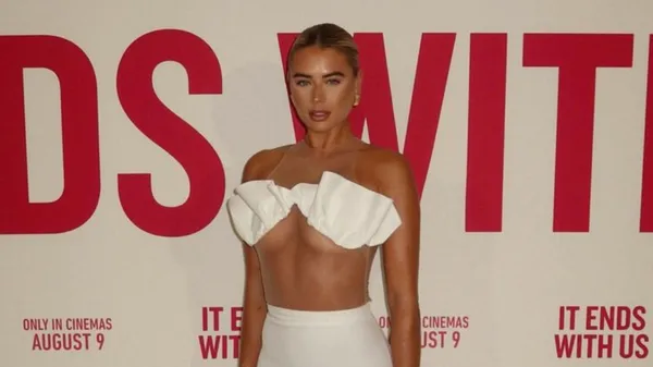 Дерзкая бывшая девушка защитника Манчестер Сити ловит солнце в крошечном бикини – очень соблазнительно