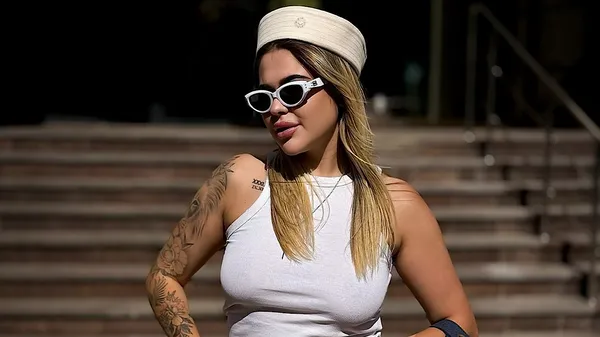 Соблазнительная избранница Корниенко зажигает – ее большой бюст во всей красе