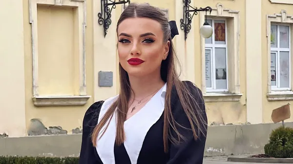 Эффектная журналистка Руха поймала себя во время рабочего процесса – ей идет клубная форма