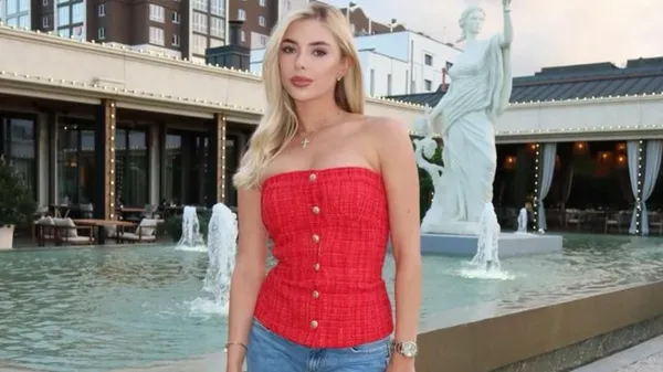 Коротенька спідничка та пишний бюст: Савіна постала у відвертому образі – вона знає як зачарувати