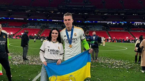 "Щиро вітаю": елегантна Луніна причарувала у вишуканій літній сукні з нагоди Дня Державного прапора