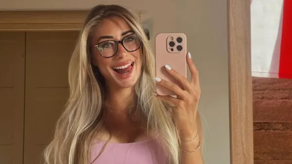 Довгонога італійська бігунка безсоромно показала оголені сідниці на пляжі – фани в захваті