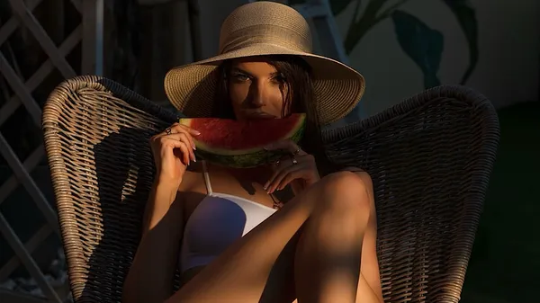 Дівчина Очеретька граційно продефілювала у відвертому шкіряному комплекті – рекламує бренд Дубінчак