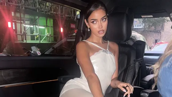 Очаровательная милашка Деле Али соблазняет фанов через экран – ее хрупкая фигура восхищает