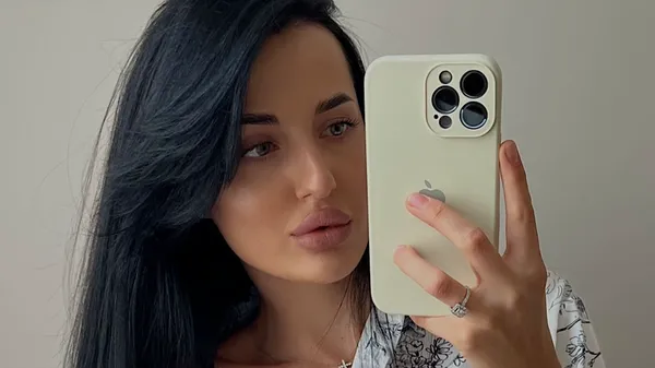 Третьякова пікантно позує для своїх фанатів – її засмаглі груди без білизни впритул до камери