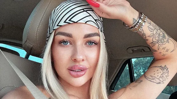 Брутальна та мила водночас кохана хавбека ЮКСА – тату на соковитих грудях