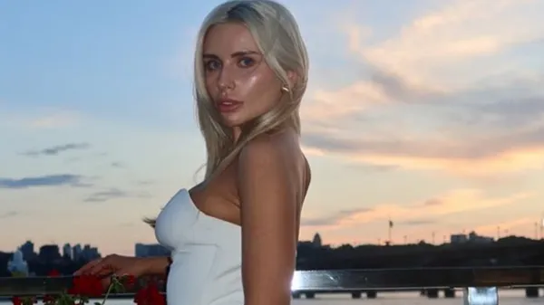 Приваблива дівчина зірки Динамо у коктейльні сукні показала стрункі ніжки – футболіст облюбував