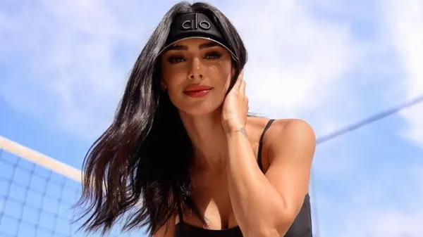 Розкішна колишня Неймара показала все у коротенькій спідниці – фани в захваті від її ніжок