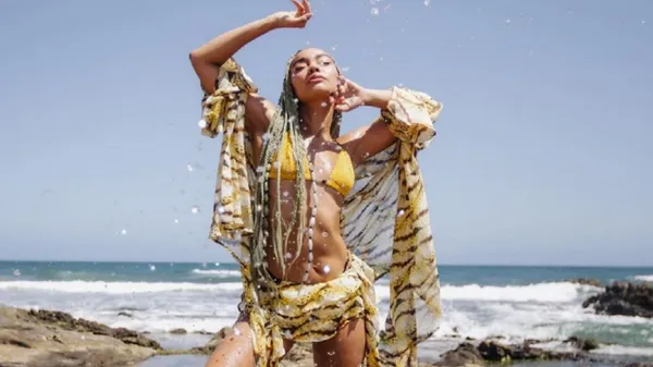 Сексапільна кохана зіркового футболіста виставила на показ ідеальну засмагу та пружні форми – фото