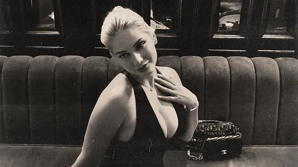 Зубкова показала, хто возить її сіднички різними містами та країнами – дороговартісна іграшка