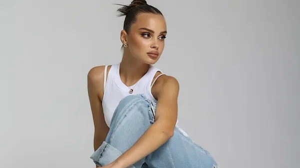 Чорна пантера оборонця Полісся: сексуальна пасія Смолякова вигнулась у чорній мінісукні