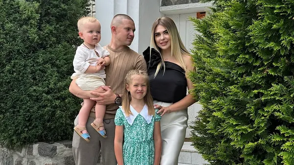 Сын Корниенко освоил новый транспорт – уверенный водитель на тракторе 😆