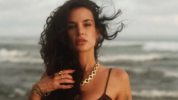 Вражаюча дочка легенди Челсі сміливо позувала у бікіні під водоспадом – вийшло ефектно