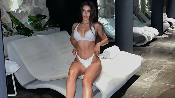 Горячая пассия Дахновского чилит на Мальорке – ее формы достойны внимания