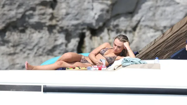 Лучший партнер Мудрика соблазнил блондинку в леопардовом купальнике – крошечное бикини добавляет шарма