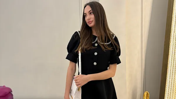 Избранница Путри стала в соблазнительную позу на камеру – синее бикини на изящной фигуре брюнетки