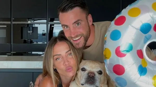 Спокуслива дружина Тальяфіко показала свою ідеальну фігуру на прогулянці – її справжня любов поруч