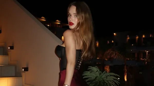 Обраниця Бабогла розбурхала мережу своїм пікантним образом на морському березі – спокушає чоловіка