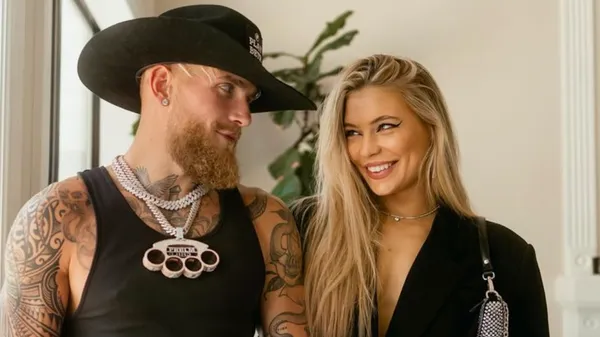 Сексуальная конькобежка влюбилась в Париже еще раз – страстный поцелуй с боксером