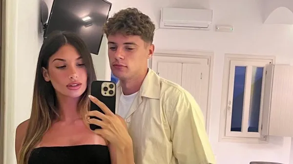 Страстная возлюбленная игрока Ромы взбудоражила воображение фанов пикантным фото – ее загар идеален