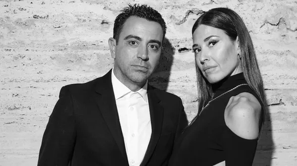 Чарівна пасія колишнього тренера Барселони показала оголений прес у розкішній сукні – фотодоказ