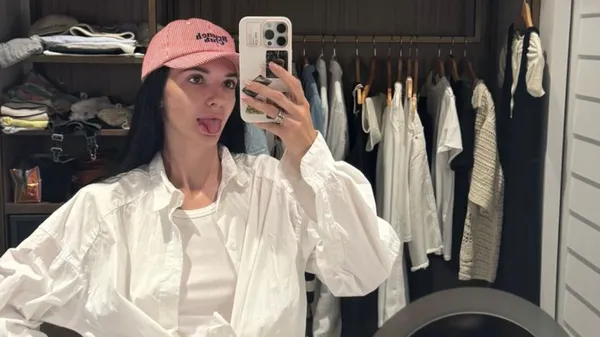 Струнка красуня Чоботенка оголила довгі ніжки в купальнику – жарко стало всім навколо