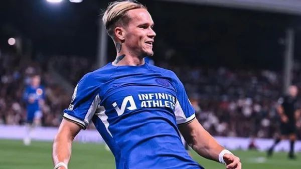 Червоні троянди та елітна машина: Мудрик заінтригував романтичним фото – хто ця обраниця?