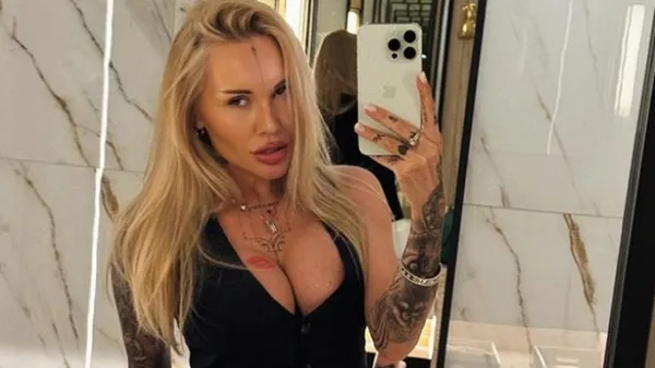 Епатажна Морозюк у крихітному купальнику з надувним фламінго влаштувала звабу – грація вражає