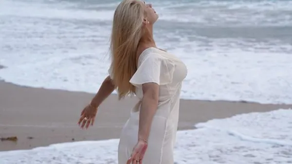 Розкішна Зубкова звела фанатів з розуму, показавши пишні перса – обережно, гаряче