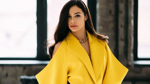 Изящная возлюбленная Коноплянки засветила соблазнительную фигуру во Франции – сплошное наслаждение для фанов