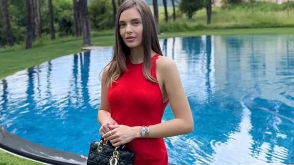 Струнка дівчина Коваленка піднімає градус в мережі фото у купальнику – дуже спекотно